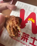 华莱士鸡块中被指吃出“白毛” 伙计回怼